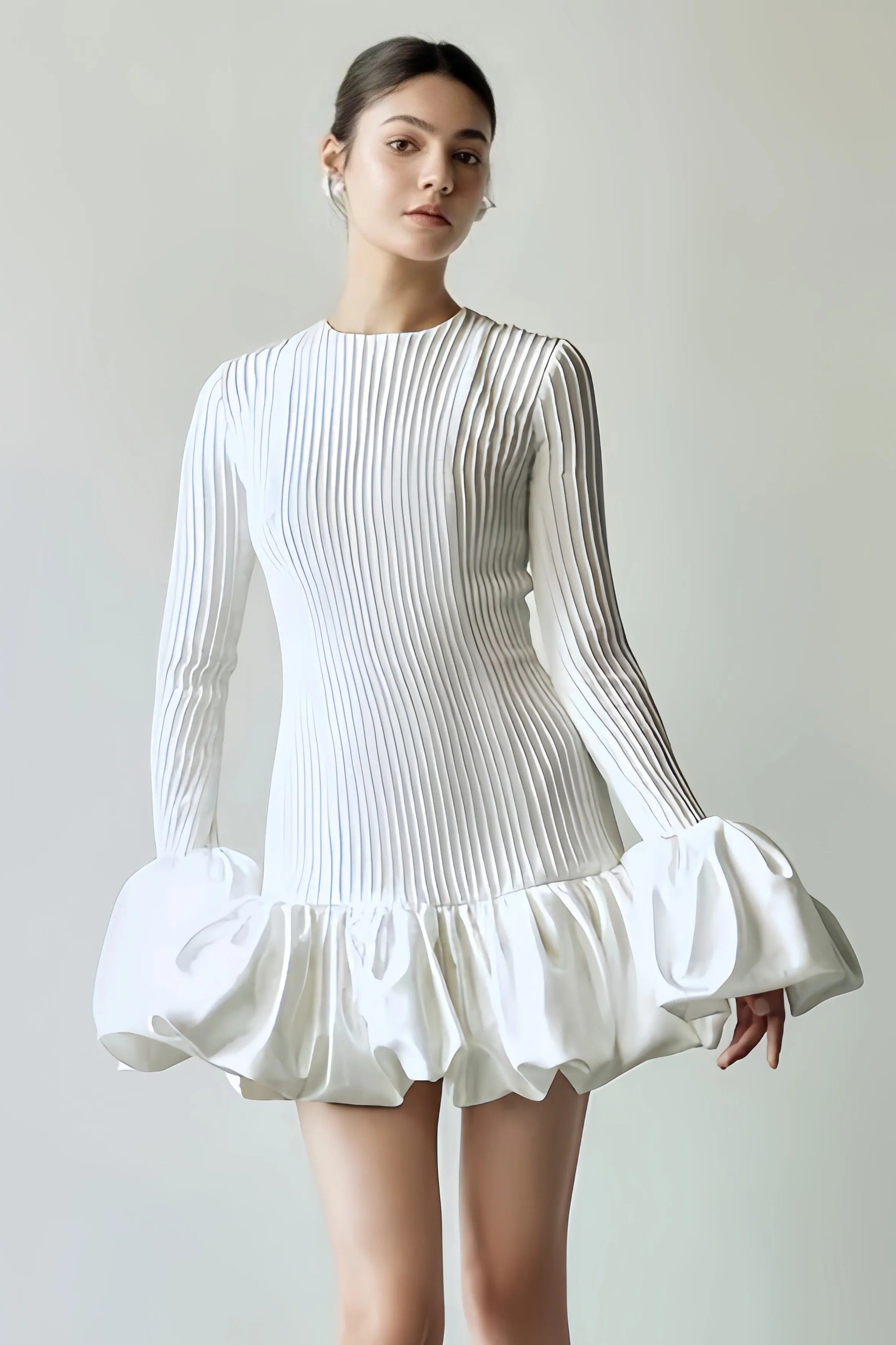 Witte mini-jurk met volumineuze mouwen en geplooide structuur