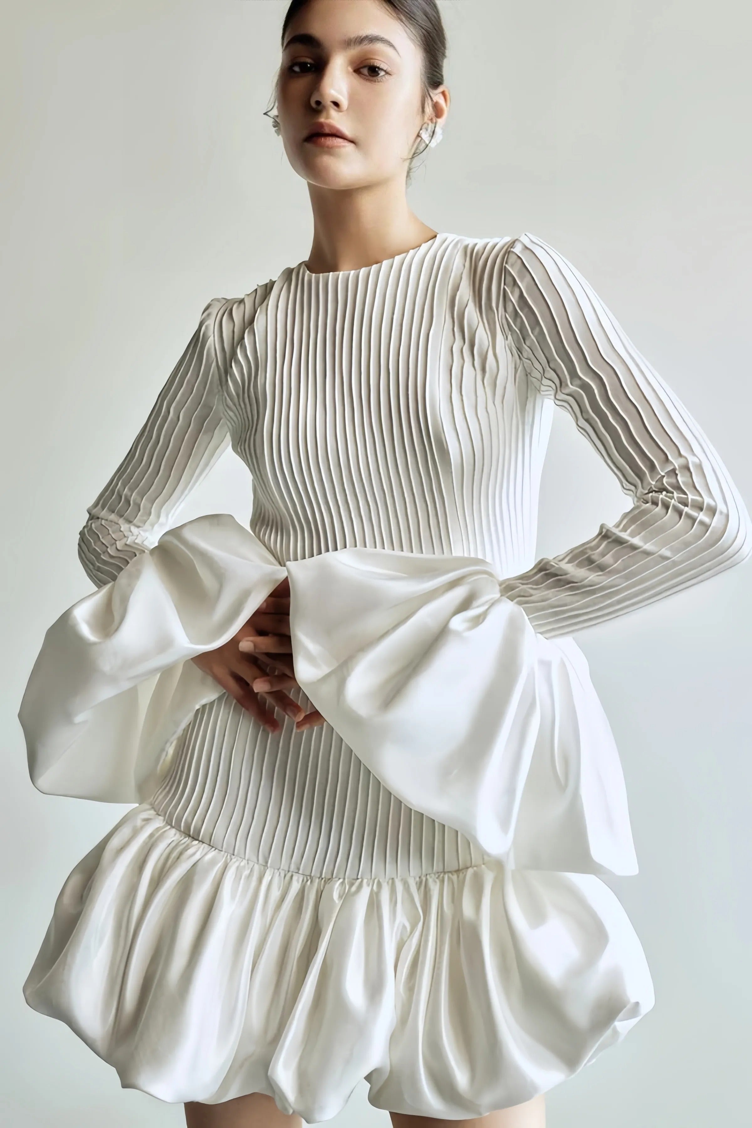 Witte mini-jurk met volumineuze mouwen en geplooide structuur
