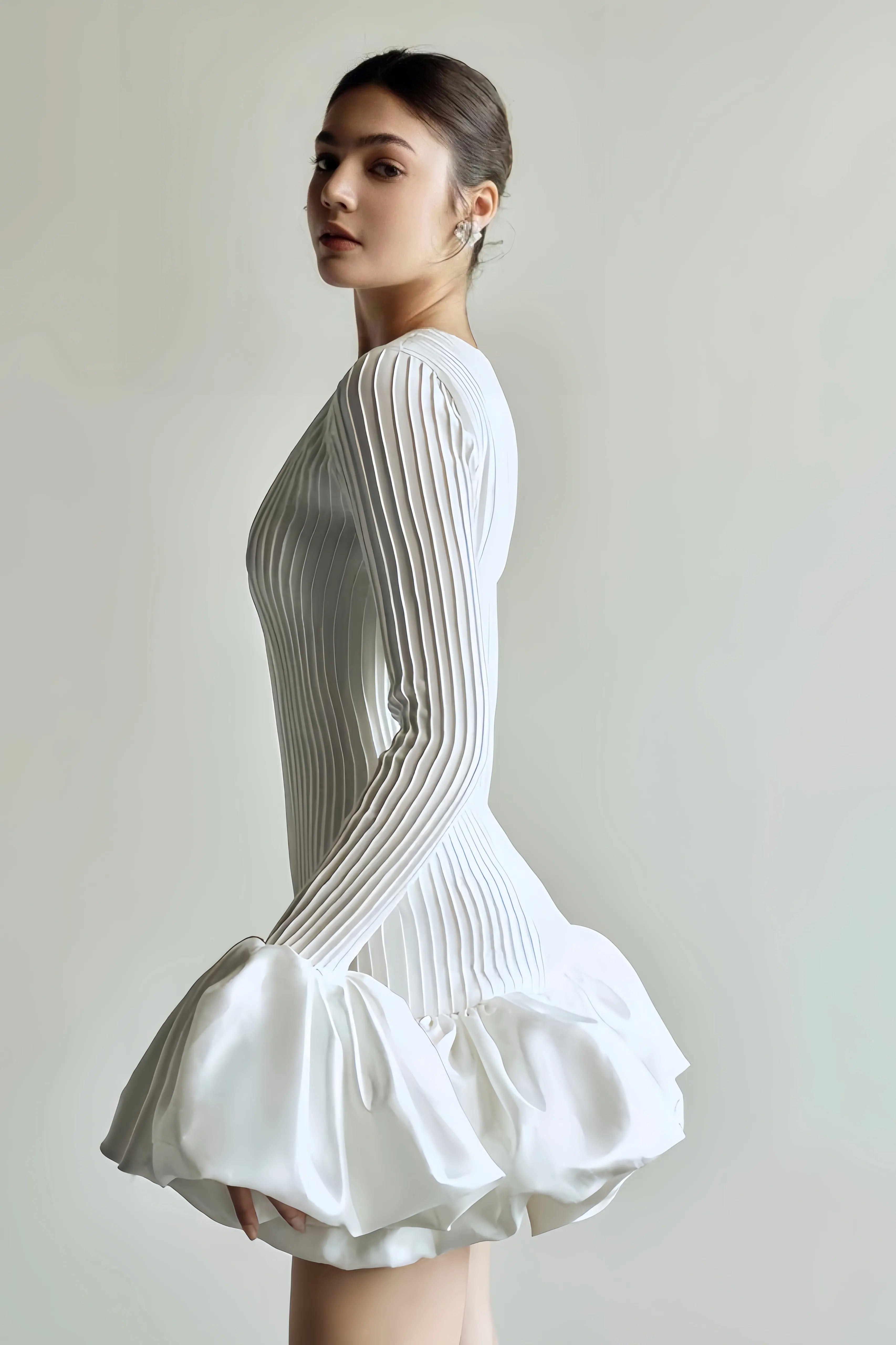 Witte mini-jurk met volumineuze mouwen en geplooide structuur