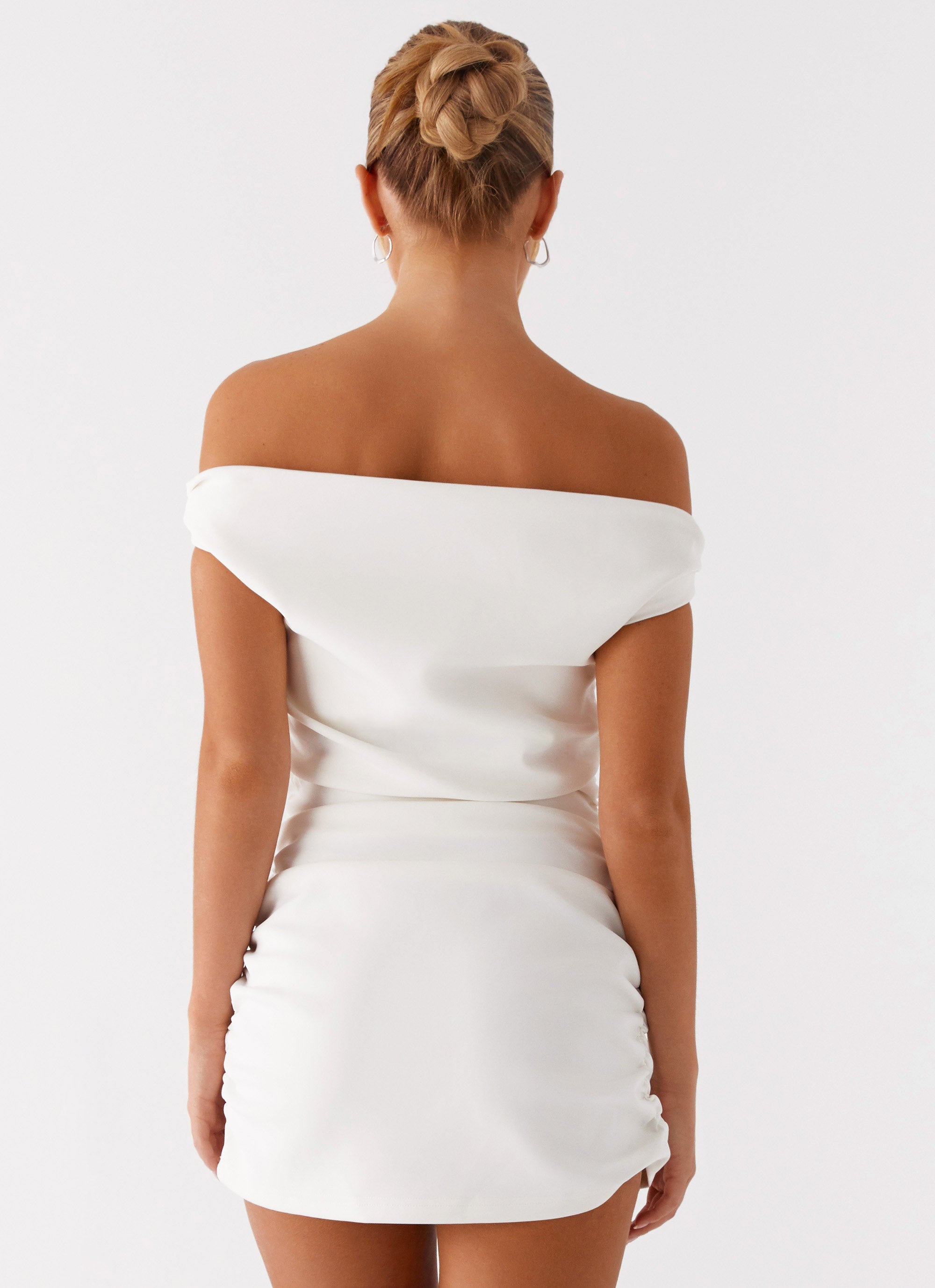 Witte off-shoulder mini-jurk met drapering