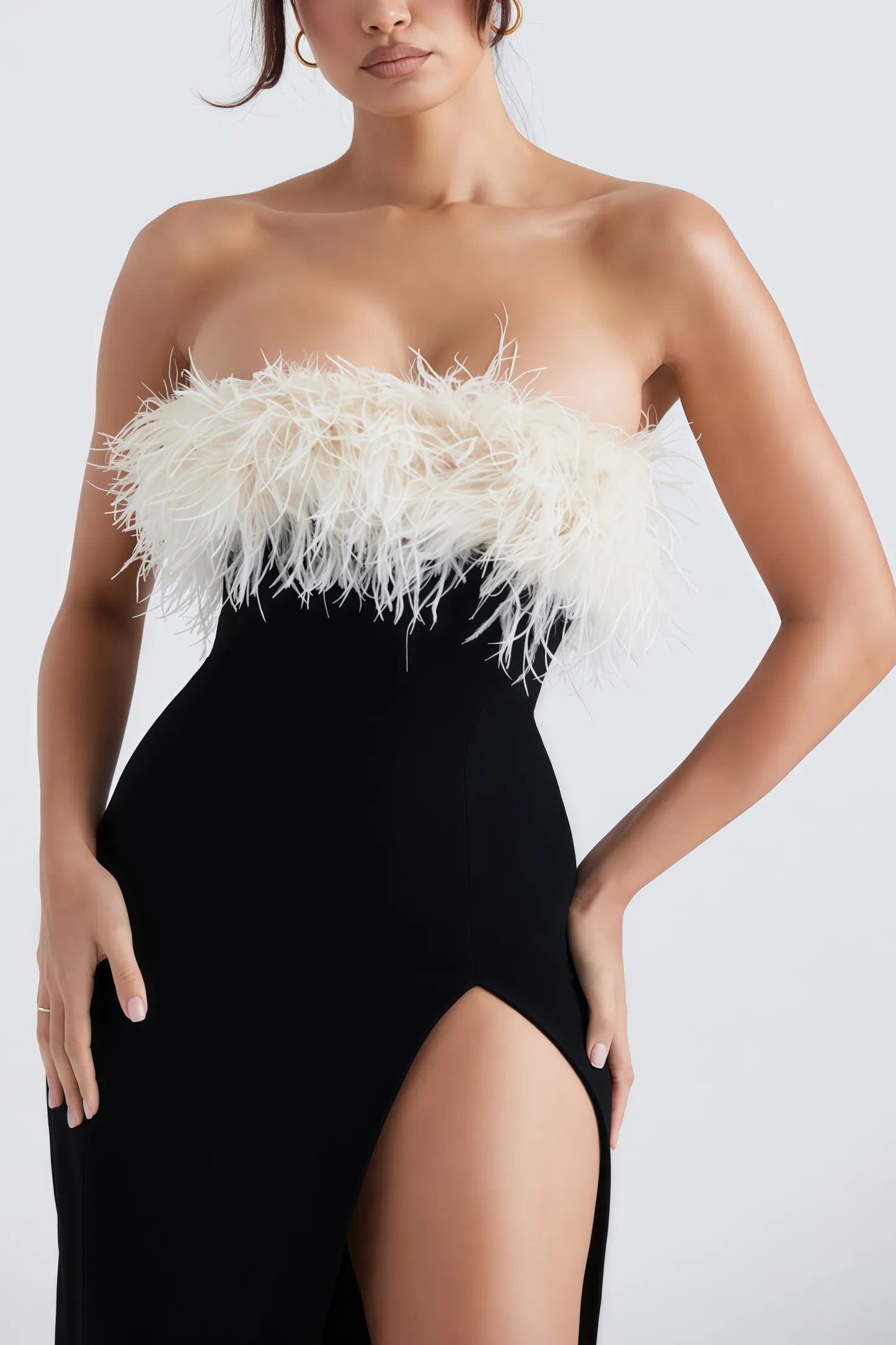 Zwarte strapless maxi-jurk met witte verenversiering