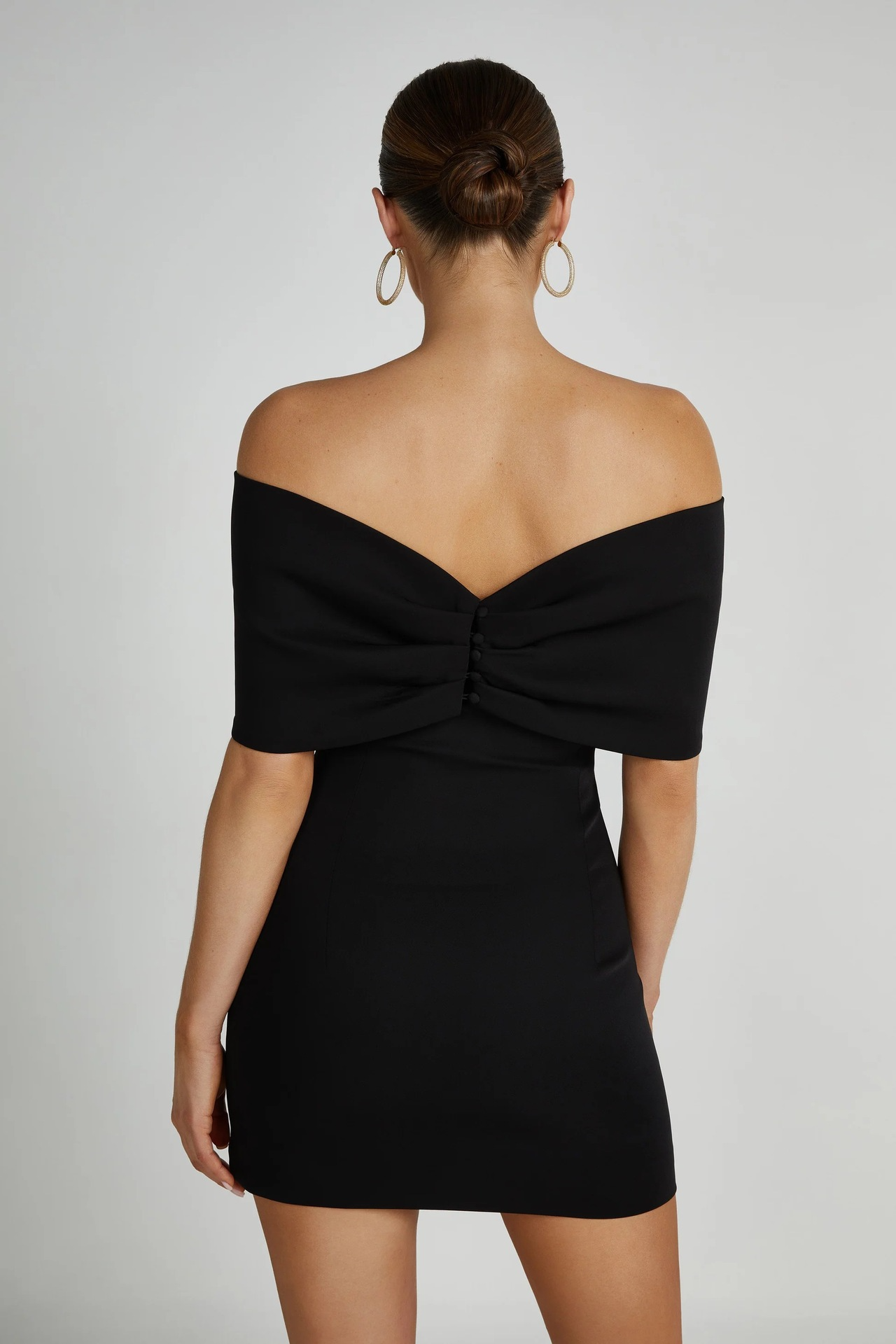 Zwarte off-shoulder mini-jurk met strikdetail