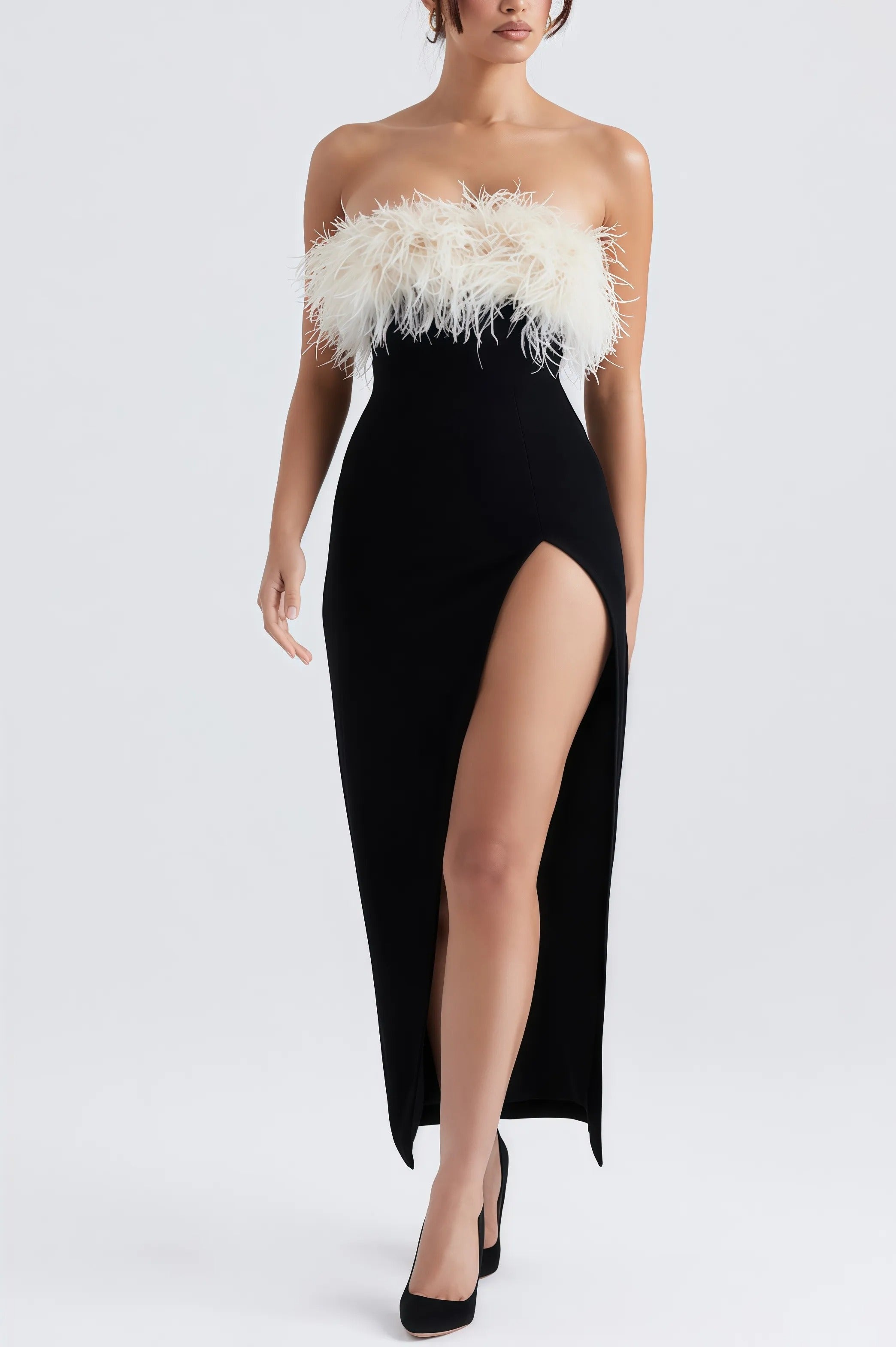 Zwarte strapless maxi-jurk met witte verenversiering