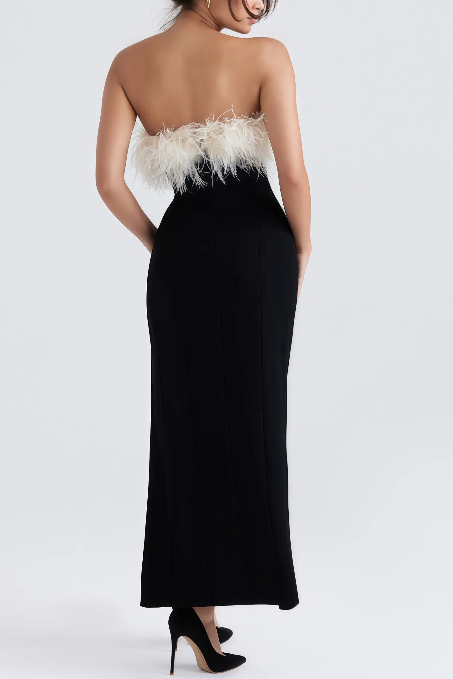 Zwarte strapless maxi-jurk met witte verenversiering