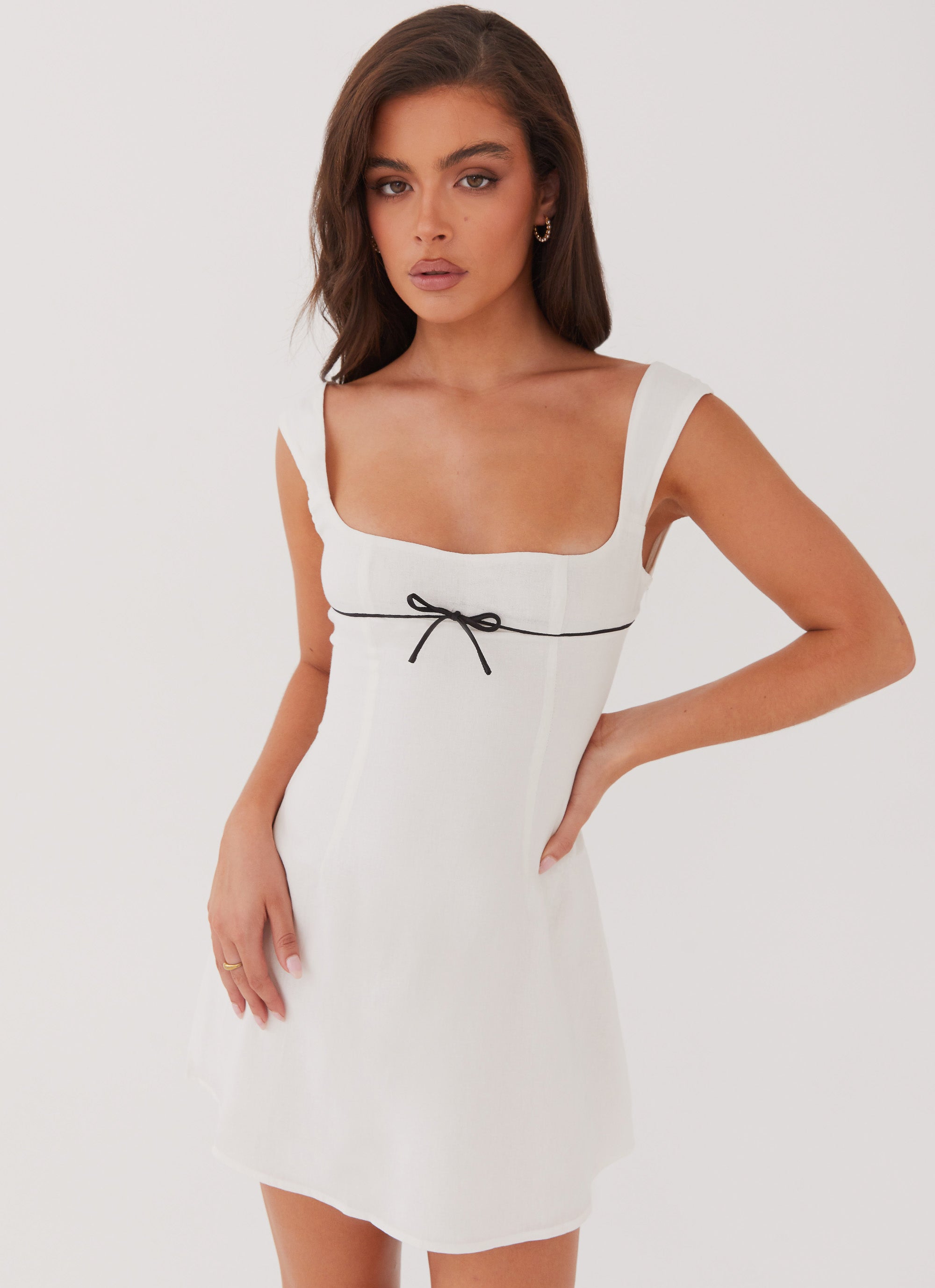 Witte minijurk met zwart strikdetail