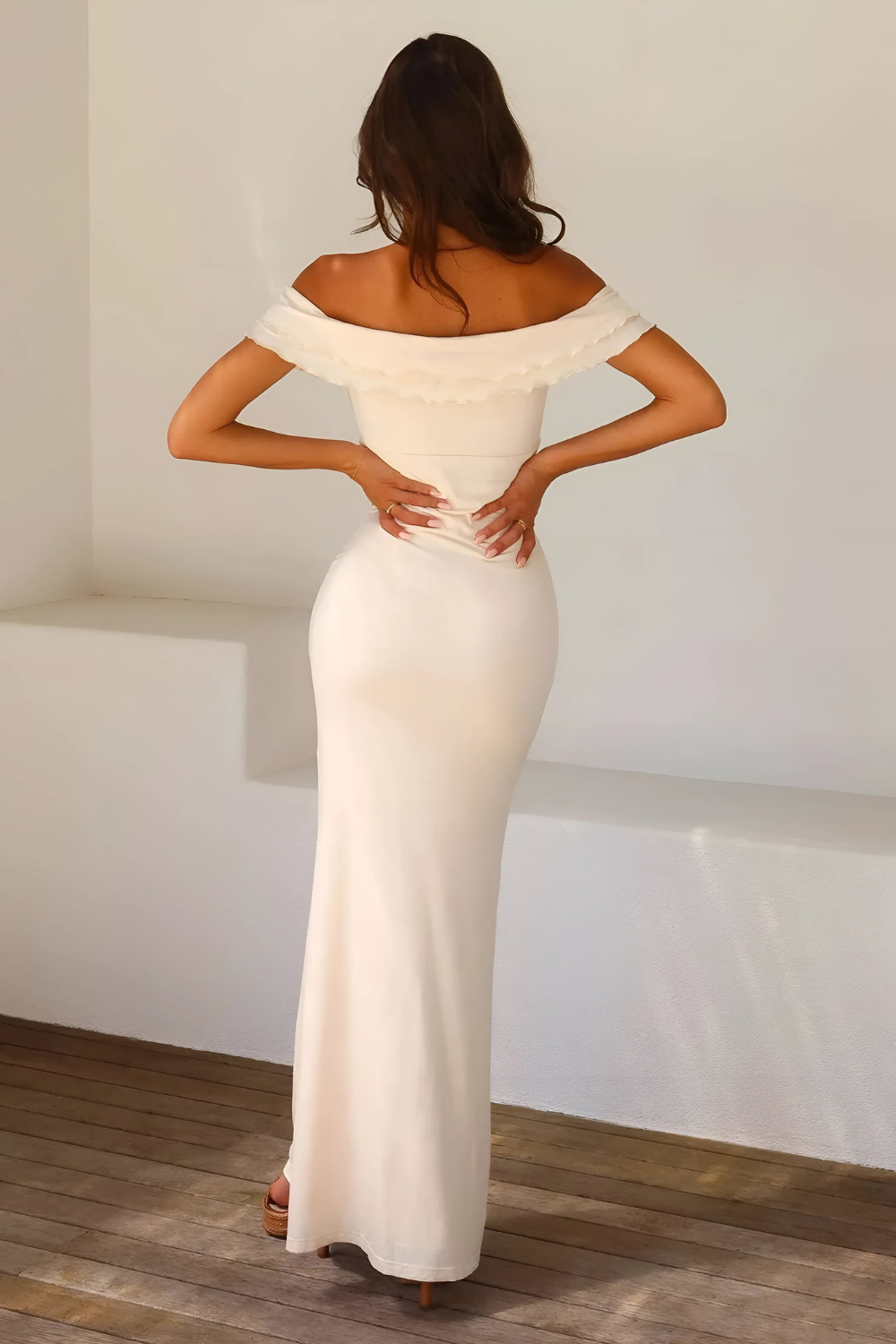 BEIGE JURK MET DRUPPEL-SCHOUDER