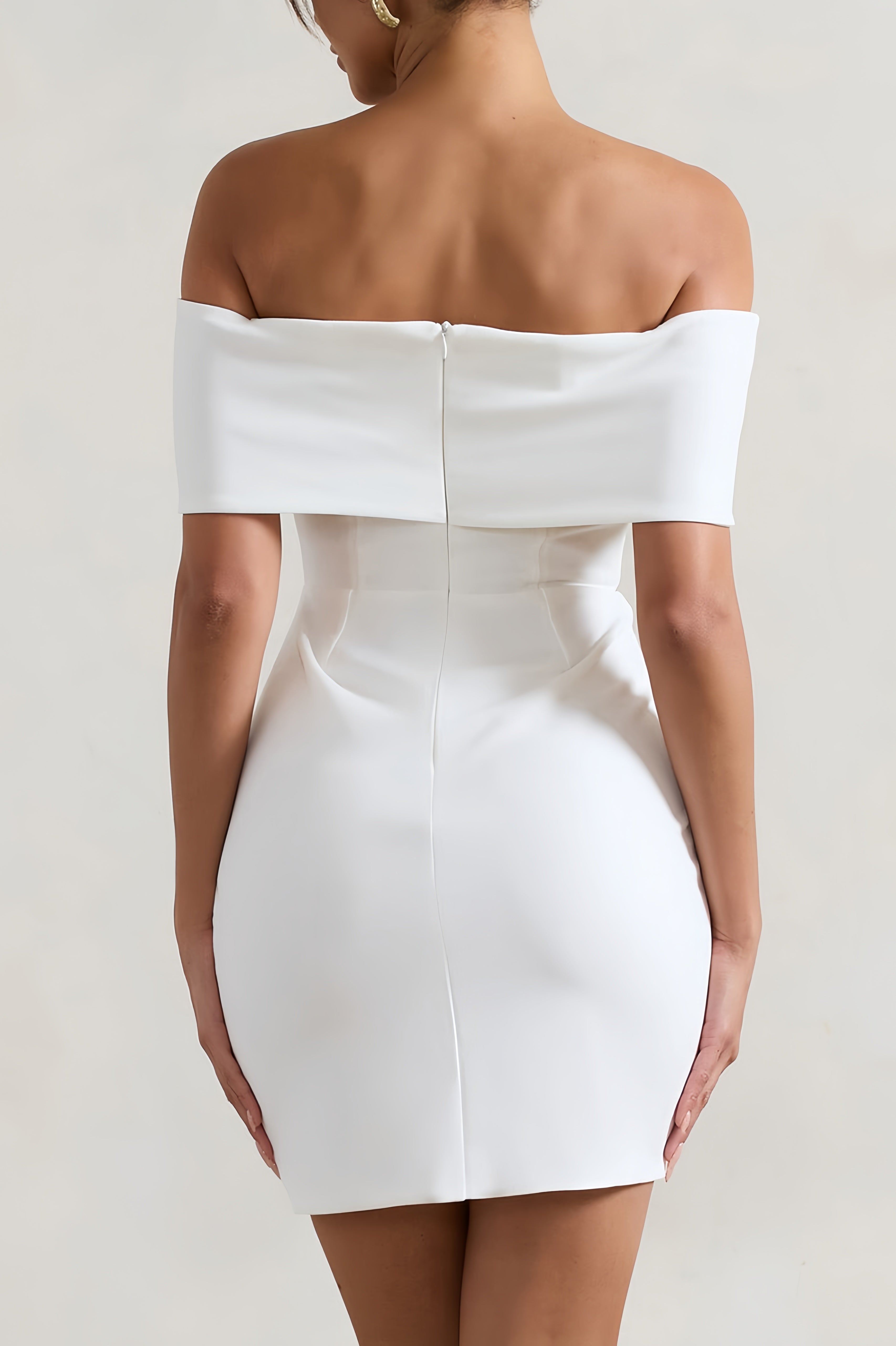 Witte off-shoulder mini-jurk met strikdetail en sleutelgat