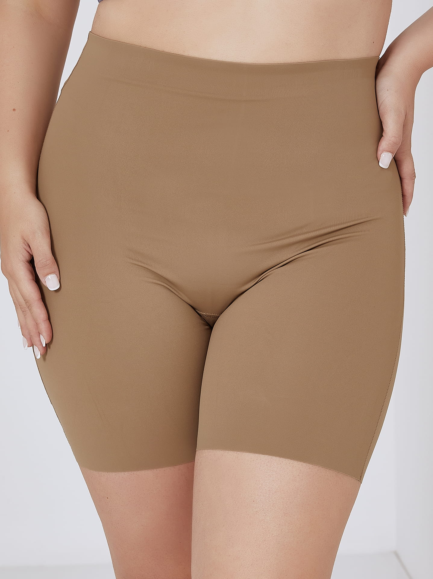 Naadloze, hoog getailleerde corrigerende shorts
