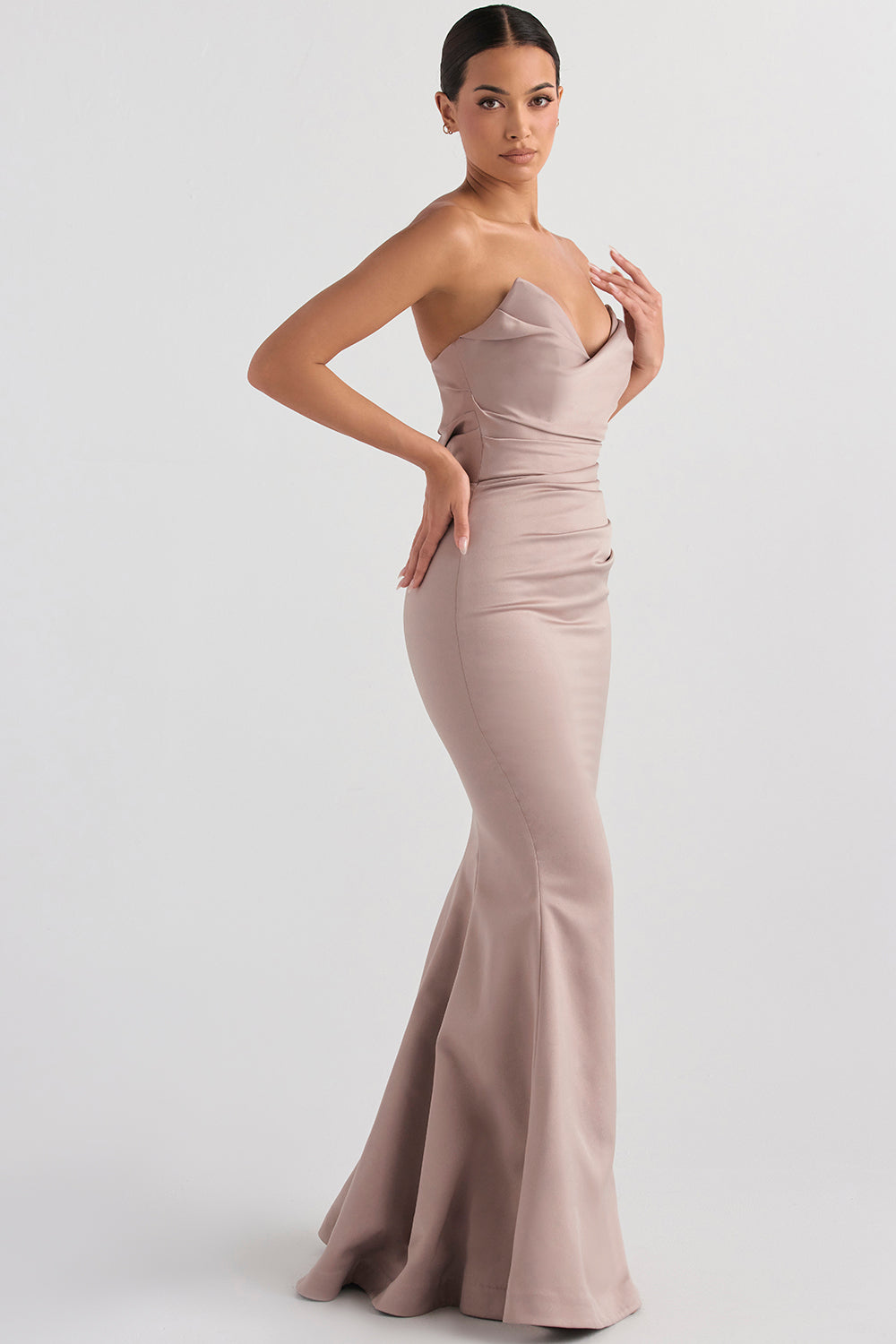Strapless lange avondjurk met gedrapeerd lijfje