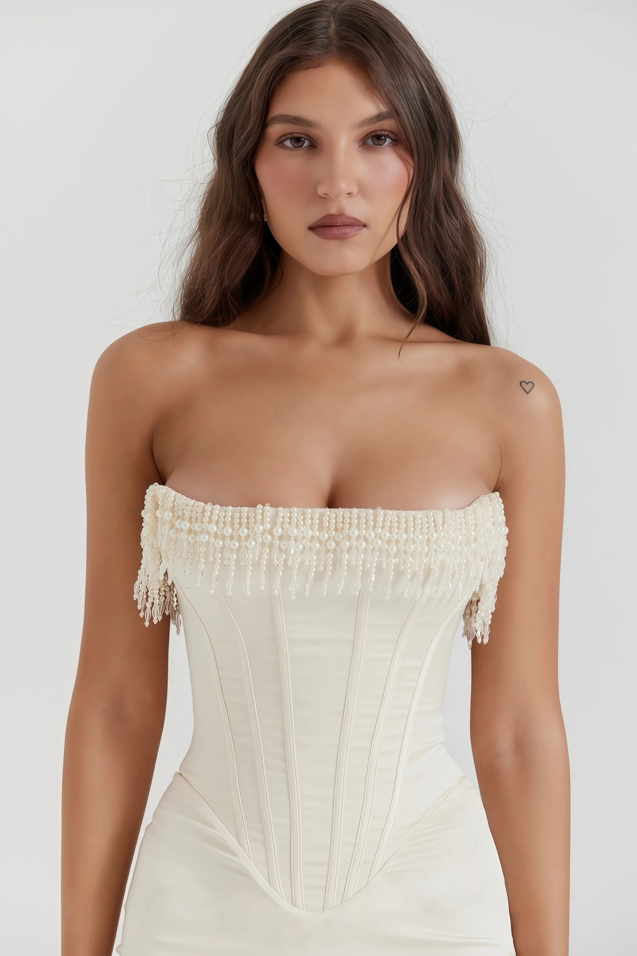 Ivoorkleurige strapless midi-jurk met pareldetails