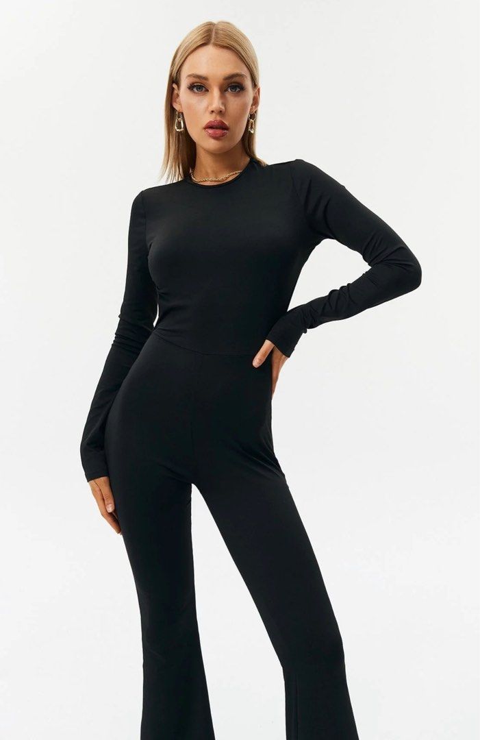 Svart jumpsuit med låg ärm och öppen rygg