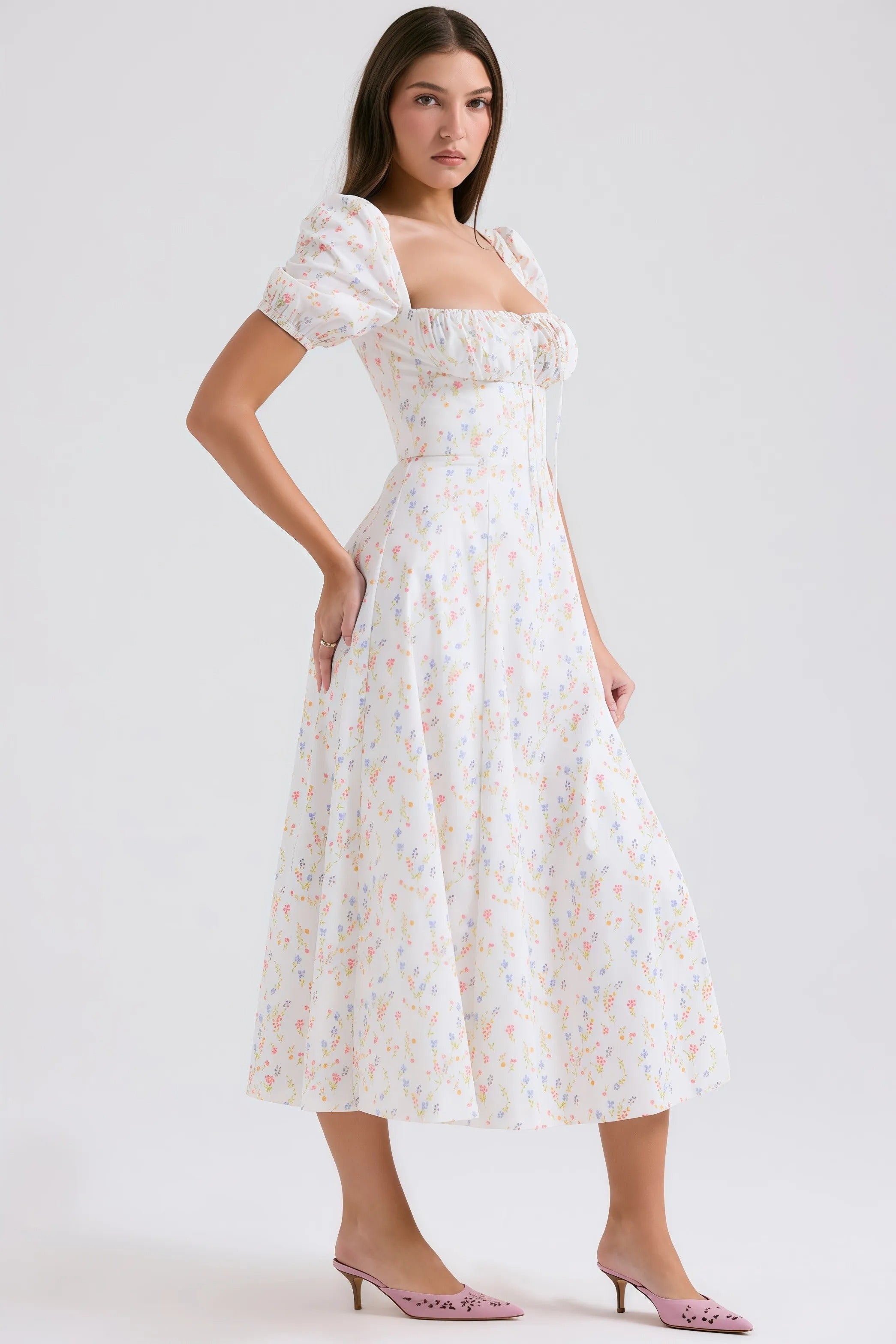 Witte midi-jurk met pastelkleurig bloemenpatroon en pofmouwen
