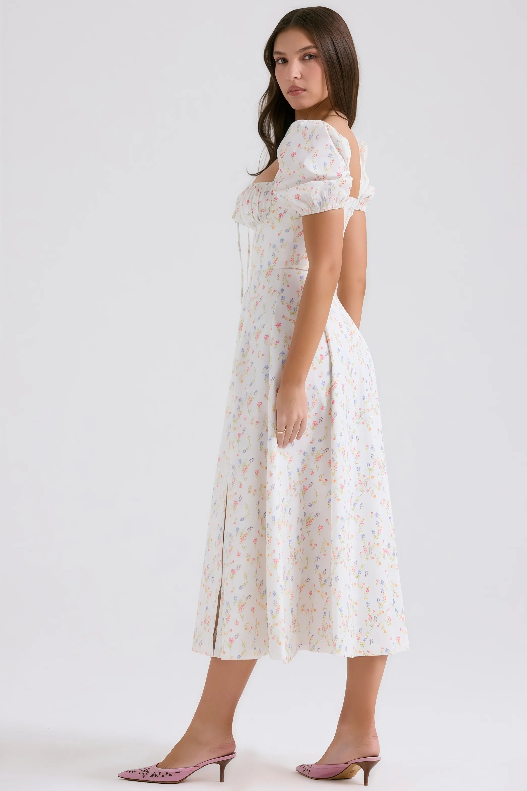 Witte midi-jurk met pastelkleurig bloemenpatroon en pofmouwen