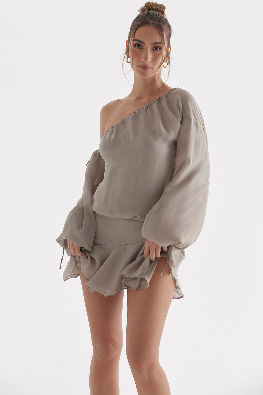 Ljusgrön iregelbunden off shoulder klänning