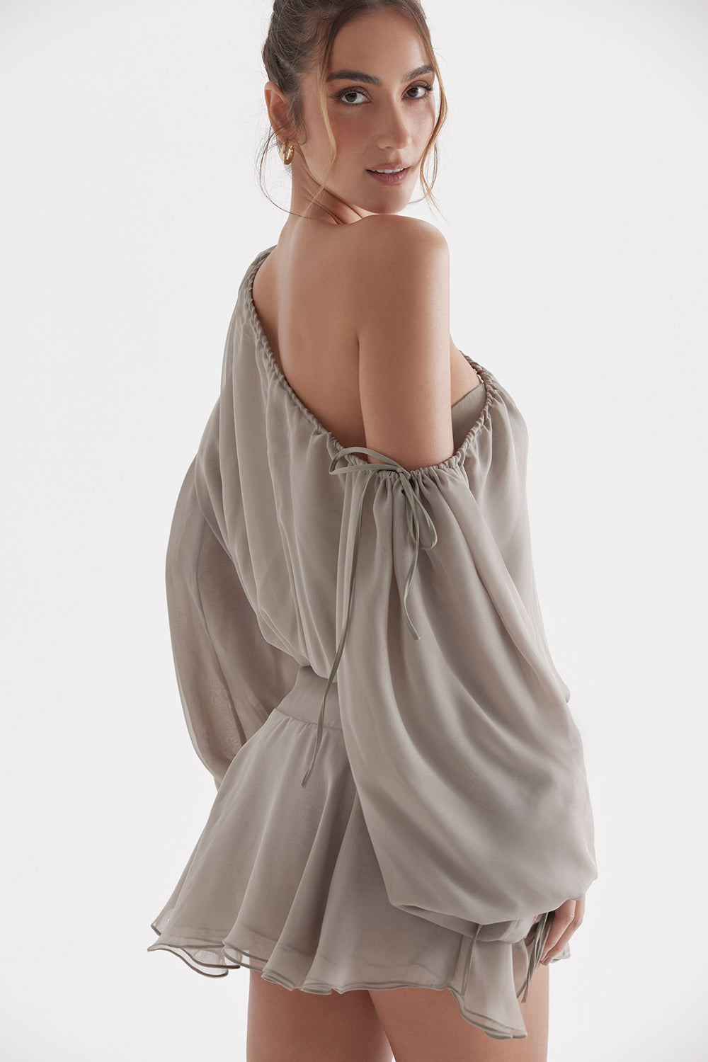 Ljusgrön iregelbunden off shoulder klänning