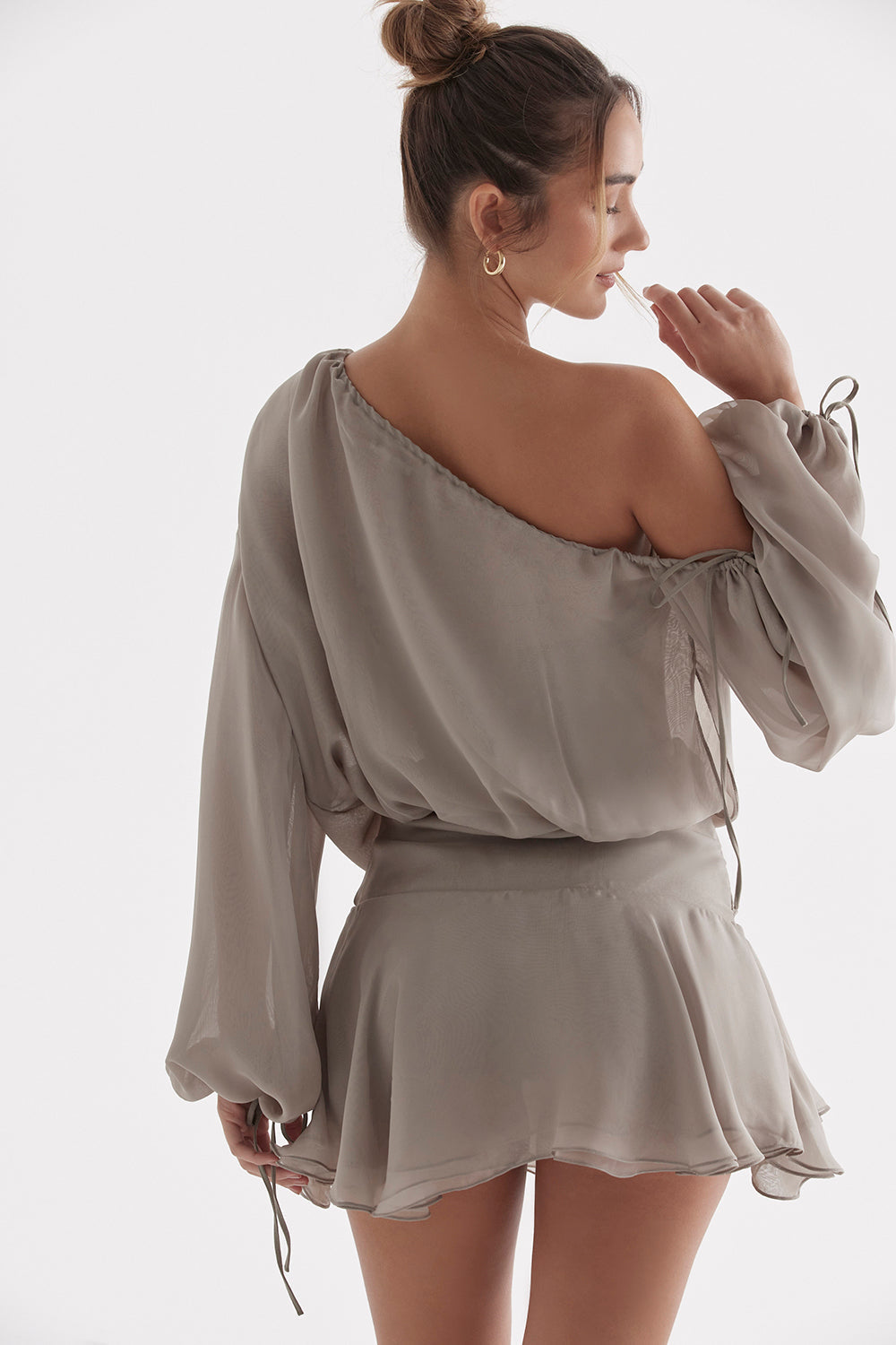 Ljusgrön iregelbunden off shoulder klänning